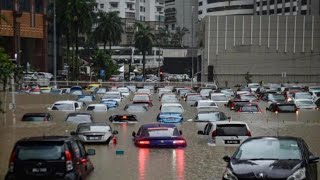 🚨KUALA LUMPUR UNDERWATER! 🇲🇾 2 metre high flash floods hit Malaysia March 7 2022 banjir