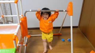 2歳児👧足抜き回りに挑戦！鉄棒！Let's play on the horizontal bar