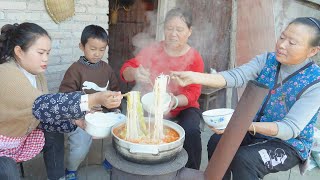 煮一大锅贵州特色酸汤粉，配上火烧辣椒，又香又辣真过瘾，一家人不够吃【梅子美食】