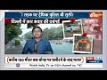 delhi traffic police dragged दिल्ली में कार सवार की दबंगई... बोनट पर दिल्ली पुलिस news