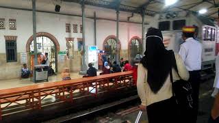 Train Dispatcher menyambut sang masinis/asisten masinis dengan ular besinya