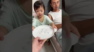 爸爸就知道睡觉也不陪我玩，这下让你清醒清醒！#funny #搞笑 #baby