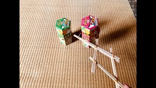 【高齢者（在宅介護）室内レクリエーション】ペットボトルキャップと割り箸と輪ゴムの手作りマジックハンドを使って『2個ロッテコアラのマーチの空き箱つかみゲーム』