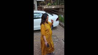 pregnant Kareena Kapoor Khan spotted outside her house in Bandra