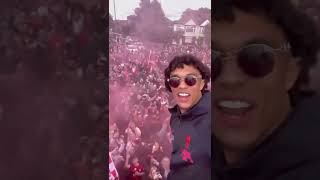 Trent Alexander-Arnold singing Dua Lipa one kiss with fans at Liverpool trophy parade 😁 #LFC