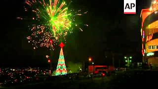 Favelas De Rio Se Iluminan Con Arbol De Navidad