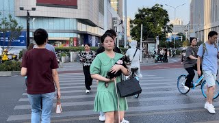 真實中國。武漢漢口雪松路、建設大道、新華路。Real China. Wuhan Hankou Xuesong Road Food Street, Xinhua Road.