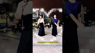 Zhuomachu と Yongzhen はテンポの速い国荘ダンスに合わせて踊りました卓瑪初和擁珍快節奏鍋莊舞跳起來