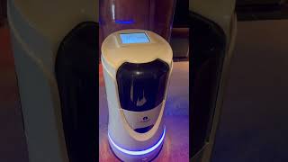 Hilton Hotels in China now provide customer service through robots中国のヒルトンホテルの顧客サービスがロボットによってサービスされるよ