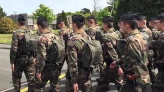 Ecole de GENDARMERIE DE CHATEAULIN 1er Compagnie d'instruction - CHANT militaires - CAVALCADE