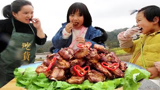 Sister Miao makes garlic pork ribs, nieces eat meat