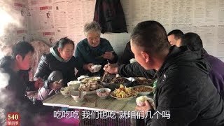 农民王小：猪头肉摆上桌，东北起鱼乡亲们来吃喝，像过年了