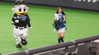 ＜2022.6.18ロッテ戦＞マーくんとファイターズガールの伊東愛美さんによるバズーカタイム