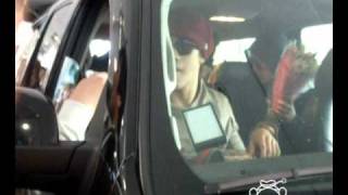 [Fancam] 2010.04.29 2PM @ LAX- Sending 2PM off to their hotel (KW holding our flowers///)