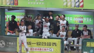 20201105台灣大賽第5戰--五局下統一獅二壘有人，輪到林靖凱和林祖傑的打席，統一獅選手在休息區賣力為隊友加油。