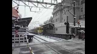 雪の上井草駅東側の踏切