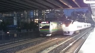 雨夜の田町駅前で東海道線とすれ違う上野東京りライン常磐線特急ひたちE657系