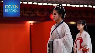 Las generaciones jóvenes hacen propia una vestimenta tradicional china