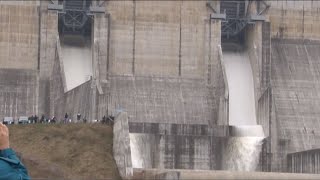 瀑流　島根県雲南市　尾原ダム放流