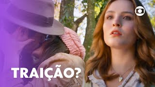 Isadora flagra beijo de Davi e Olívia! | Além da Ilusão | TV Globo