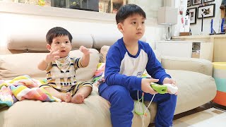 桐桐打電動，弟弟旁邊玩玩具｜咚1y1m3d 桐7y11m