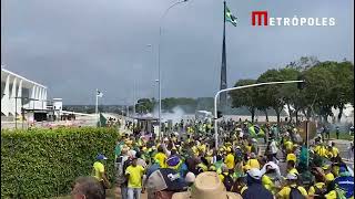 Bolsonaristas invadem Palácio do Planalto, sede do governo