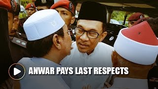 Anwar pays last respects to deceased sister