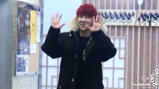 [Fancam] 121127 KBS Kiss The Radio - Sunggyu say hy to fans