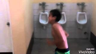 Se caga en el baño