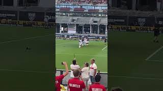 Der VfB Stuttgart feiert das Unentschieden gegen RB Leipzig mit seinen Fans in der Kurve 🤍❤️