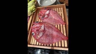 『初魚鐵板燒』與初魚 脂 的消費為一人1880+10%，台北市松山區敦化北路4巷16號1樓