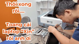 Vũ Bóc lanh tanh bành 1 con laptop để giải thích cho Thằng Nhân Viên về màn hình đốm