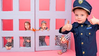 Prison en carton pour jouer à un jeu de police avec cinq enfants