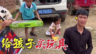 阿欢带孩子买玩具，只是为了不让他们玩手机，感受感受真实的农村生活，赞！【乡情阿欢】