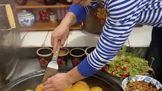 玉米面贴饼子 把家乡的味道分享给大家 大山里的味道 乡村大锅煮出人间美味 普通的饭菜都是家的味道 @抖音美食 @抖音热点