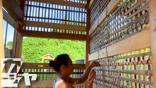 Weaving the base of the clay wall with bamboo 