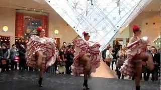 羅浮宮精品區 法國康康舞熱情迎賓 French Cancan au Carrousel du Louvre.MOV