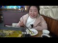 小夫妻出门办事，老公花68元吃纸包鱼，送三份素菜，2个人吃美了 i young couple go out and eat paper wrapped fish