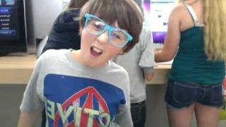 APPLE STORE DANCE TO CHECK IT OUT!!