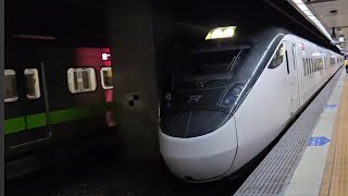 4017次瑞芳發車開往樹林的銀綠色微笑號EMU900型十輛一編組EMU951區間快車，和110次潮州開往七堵的西部超優質直達EMU3000型十二輛編組EMU3035皮蛋豆腐騰雲號綠色帶新城際自強號列車