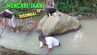 KETIKA SUNGAI SEMAKIN SURUT INILAH PARA PENCARI IKAN LANGSUNG MELUNCUR KE LOKASI