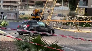 Tragedia sfiorata a Roma: crolla una gru e schiaccia un'auto in strada