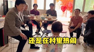 亲戚们来家看望公公，儿媳孙女一块帮婆婆包饺子，还是村里热闹