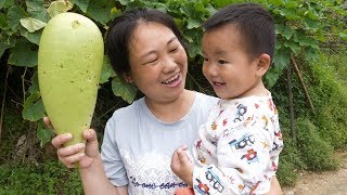 Take 3 children to pick vegetables, with gourd in one hand and child in the other