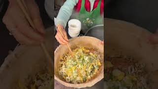 There is a kind of noodle dish in Shaanxi called Yikouxiang Saozi Noodle. It is served in a bowl