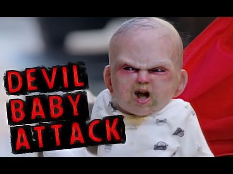 "Bebê demônio" assusta pessoas em NY para divulgar filme. Venha assistir!