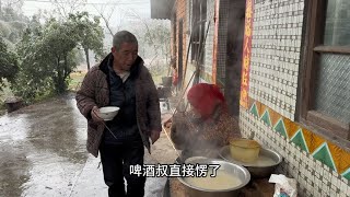 啤酒婶做名菜“泥鳅钻豆腐”端上桌的那一刻直接把啤酒叔看愣了