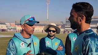 Azhar Mahmood presented debutant Kashif Ali with the Test cap before the start of play 🤝🧢