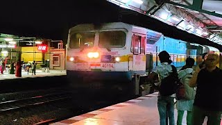 SABARMATI 40194 WDP-4D HAULING 22956 KUTCH SUPERFAST EXPRESS||ARRIVAL AT BHACHAU.