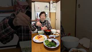 ９４歳ツムツムおばあちゃん朝のモグモグタイム❗️👵❤️